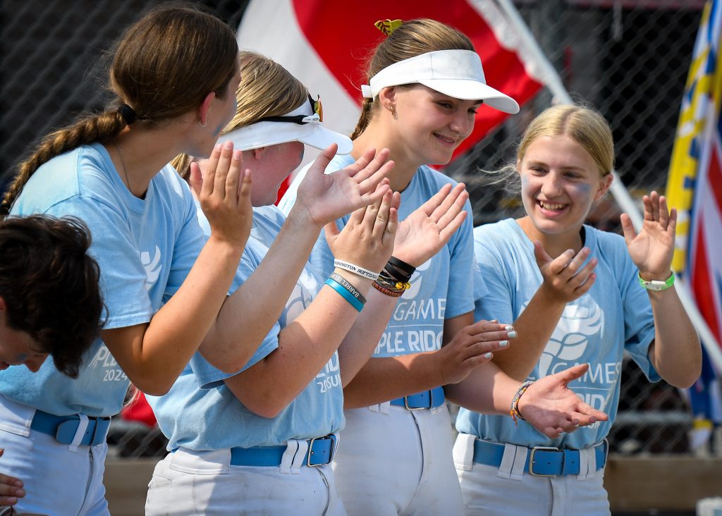 Deschanel and teammates react as W.R. Bennett Award is announced.